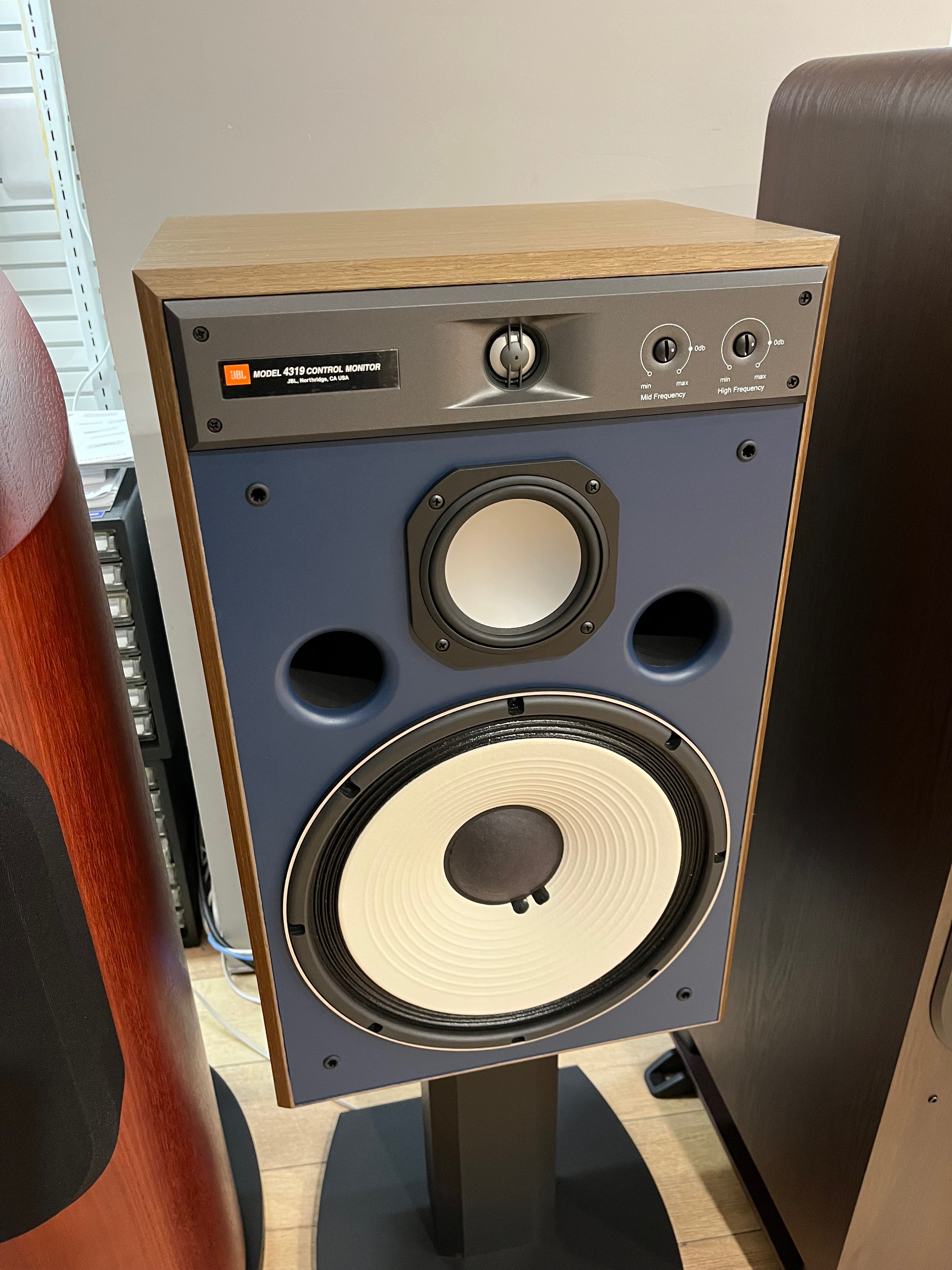 JBL 4319